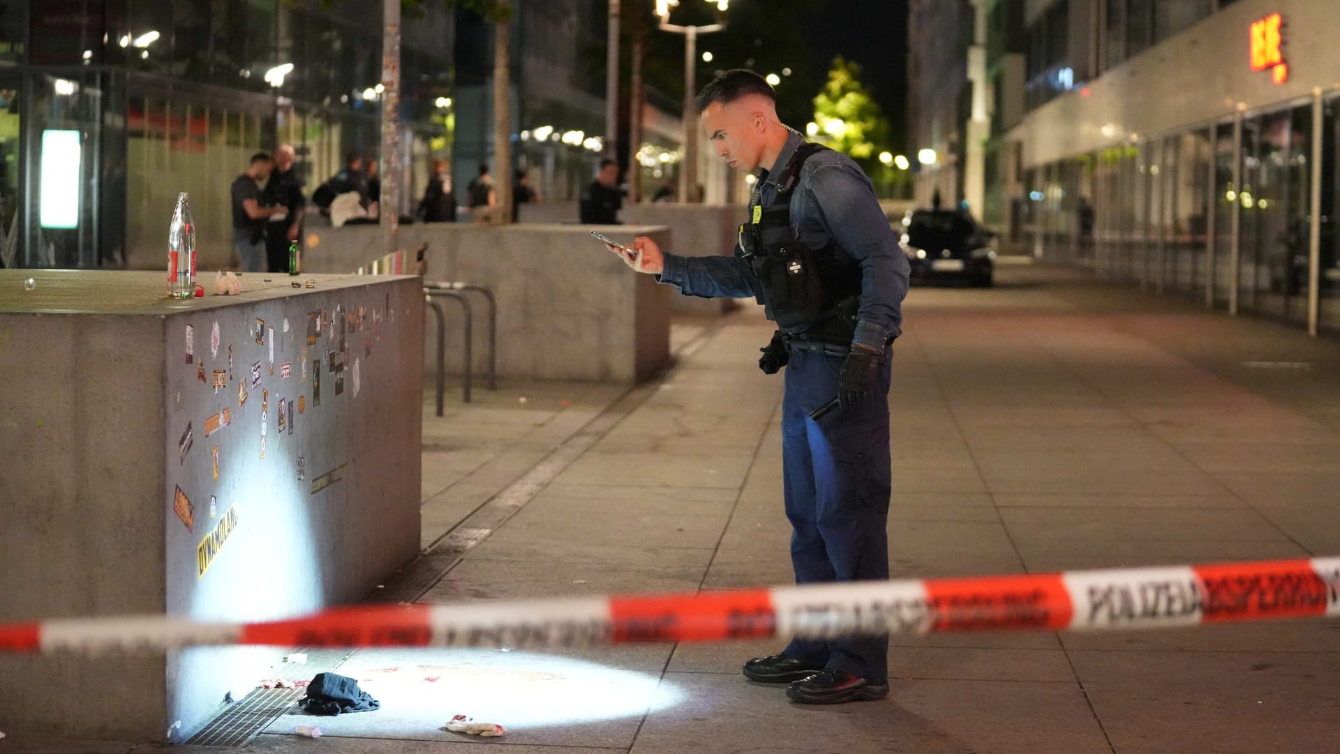 Polizist bei der Spurensicherung am Wiener Platz: Die Hintergründe des Vorfalls sind unklar.