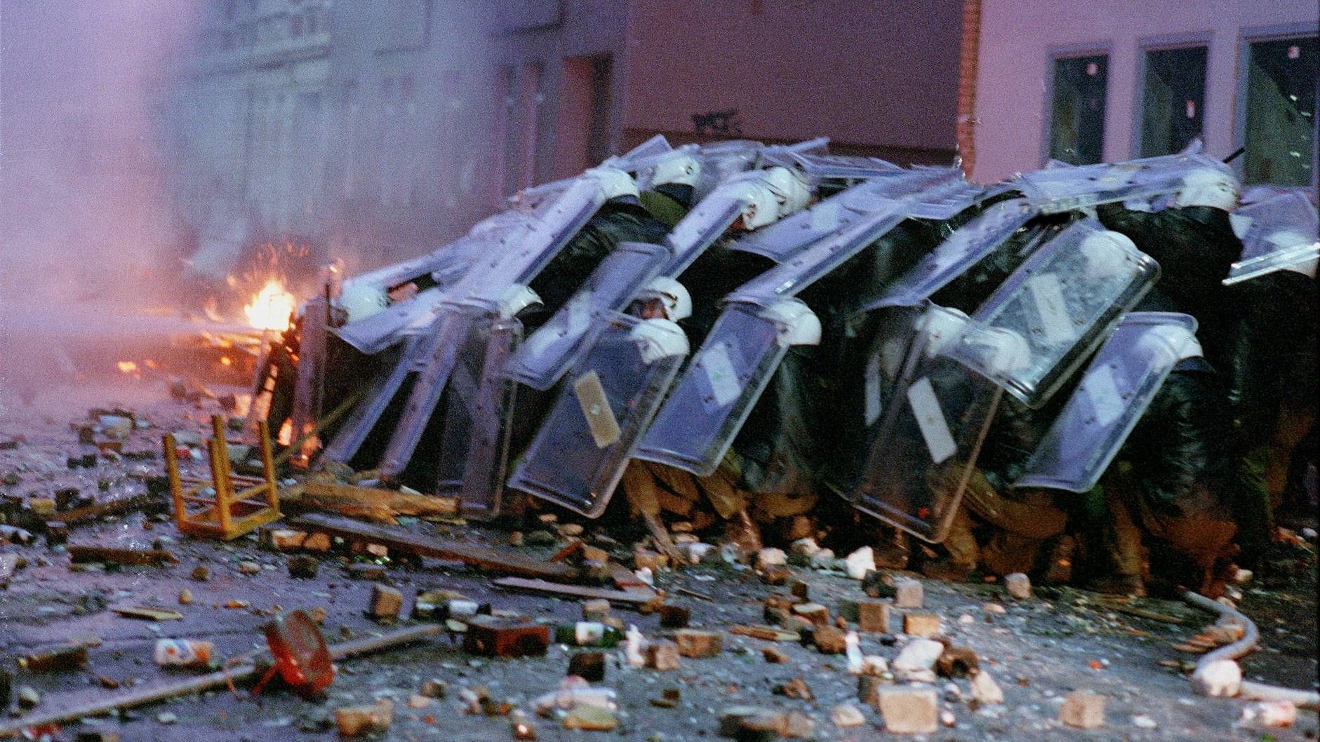 Polizisten schützen sich mit Schildern, links brennt ein Feuer (Archivbild): Auf Anwohner wirkten die "Chaostage" teils wie ein "Bürgerkrieg".