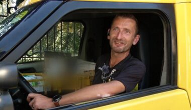 Überall offene Ohren: Singender Postbote stellt in Meissen zu