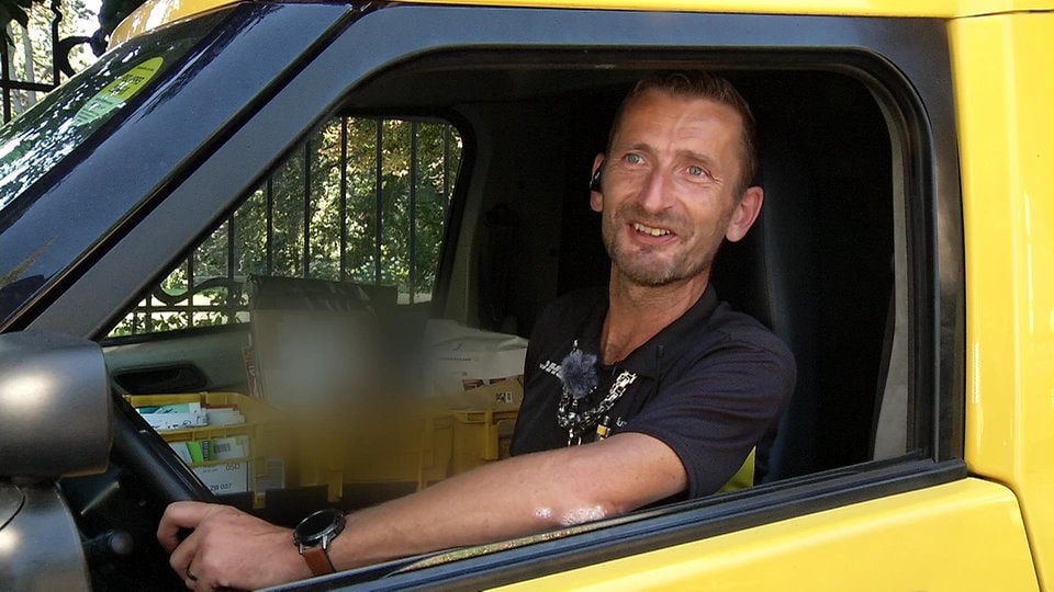 Überall offene Ohren: Singender Postbote stellt in Meissen zu