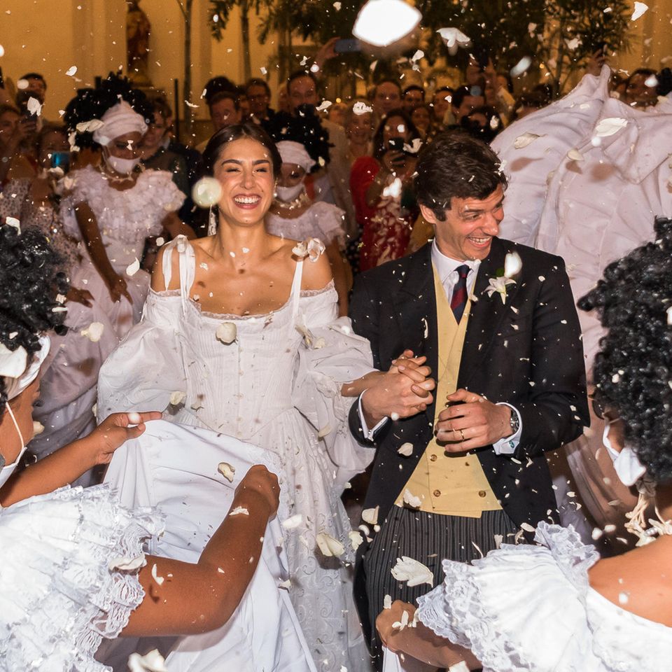 María Claudia Echavarría und Prinz Josef-Emanuel von Liechtenstein werden vor der Kirche in Cartagena von etlichen Gratulant:innen empfangen.