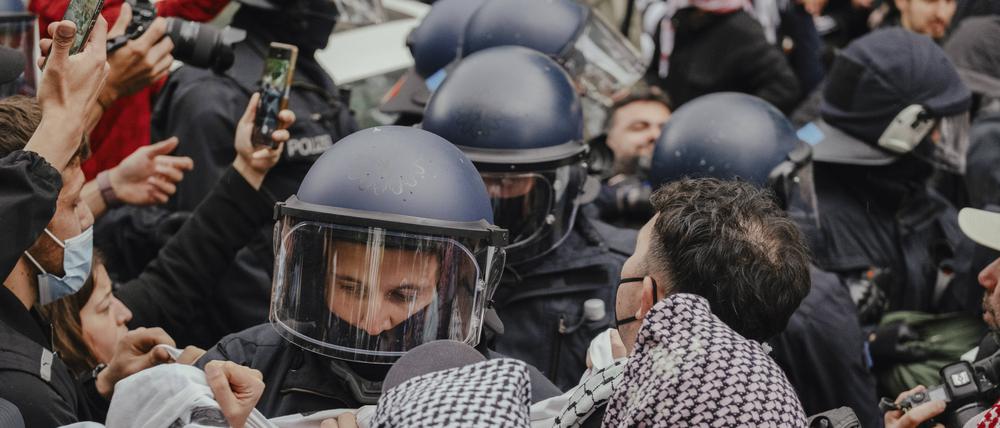 Teilnehmer einer propalästinensischen Demonstration und Beamte der Polizei Berlin.