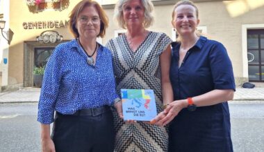 Bürgermeisterin Evi Huber mit EU-Parlamentarierin Marit Maij (l.) und der ehemaligen Abgeordneten Judith Merkies (r.) in St. Johann.