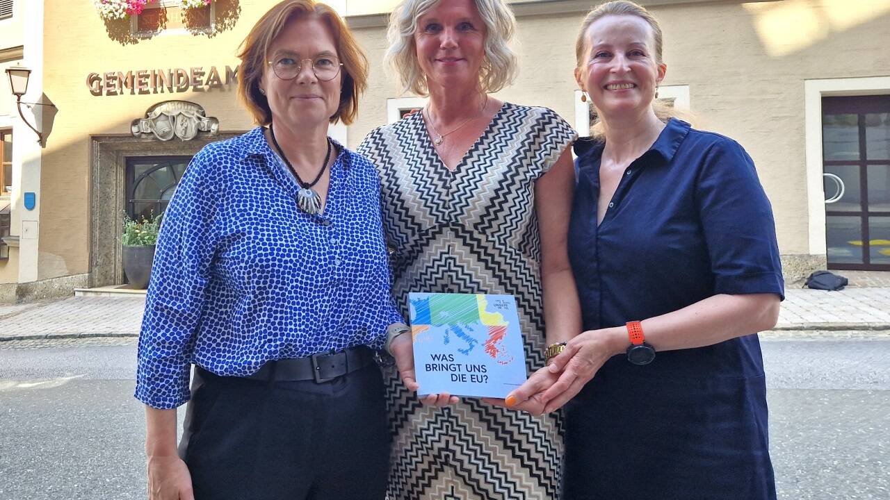 Bürgermeisterin Evi Huber mit EU-Parlamentarierin Marit Maij (l.) und der ehemaligen Abgeordneten Judith Merkies (r.) in St. Johann.