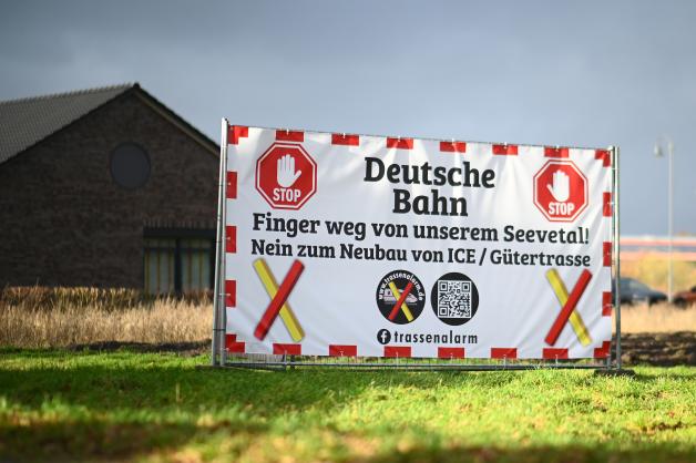 Anwohner sind nicht begeistert vom geplanten Neubau der Bahnstrecke zwischen der Hansestadt und der Landeshauptstadt.