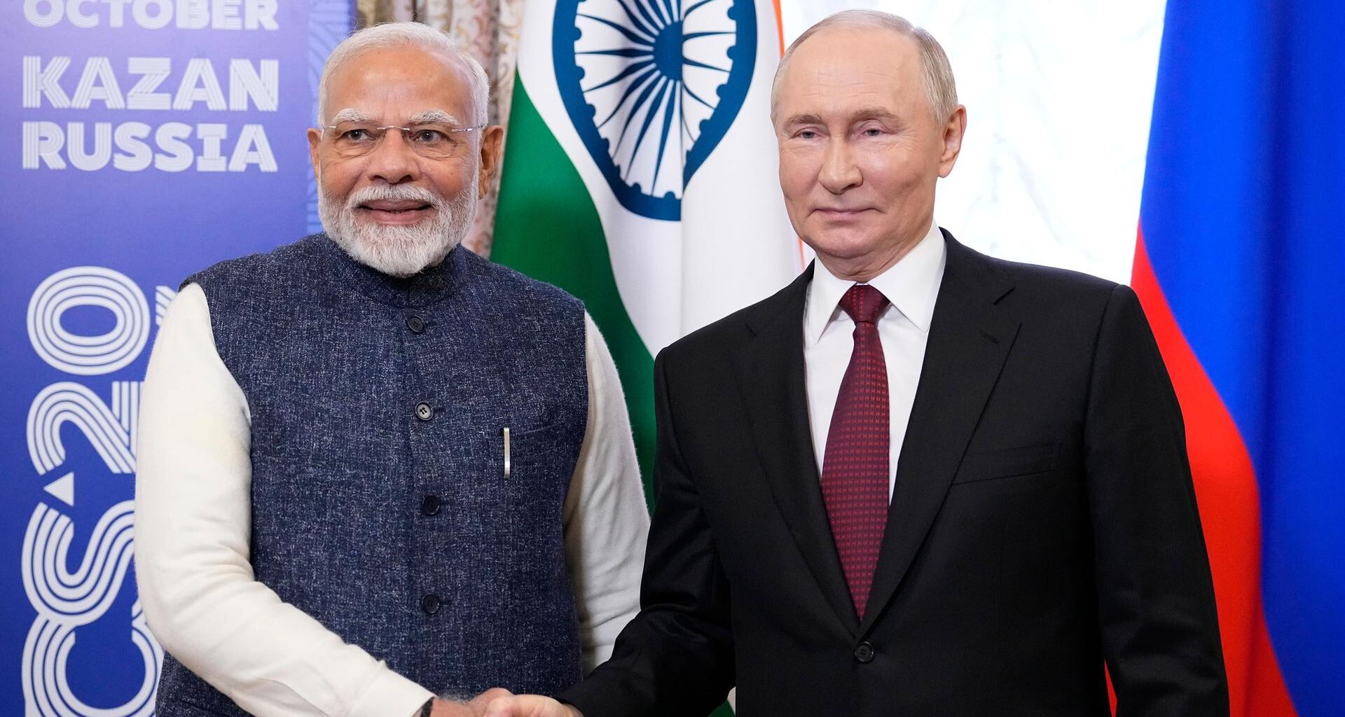 Der russische Präsident Wladimir Putin begrüßt den indischen Premier Narendra Modi.