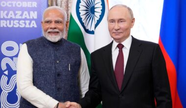 Der russische Präsident Wladimir Putin begrüßt den indischen Premier Narendra Modi.