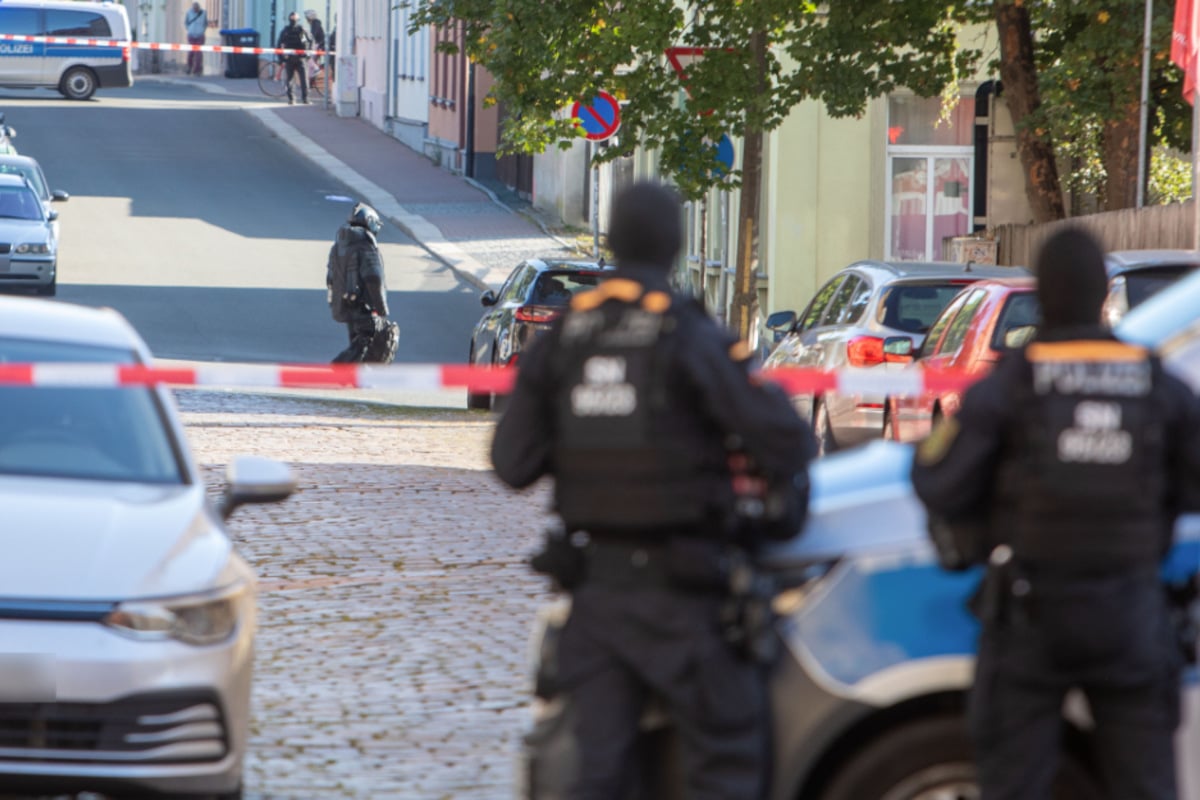 Straßen abgeriegelt, bewaffnete Polizisten unterwegs