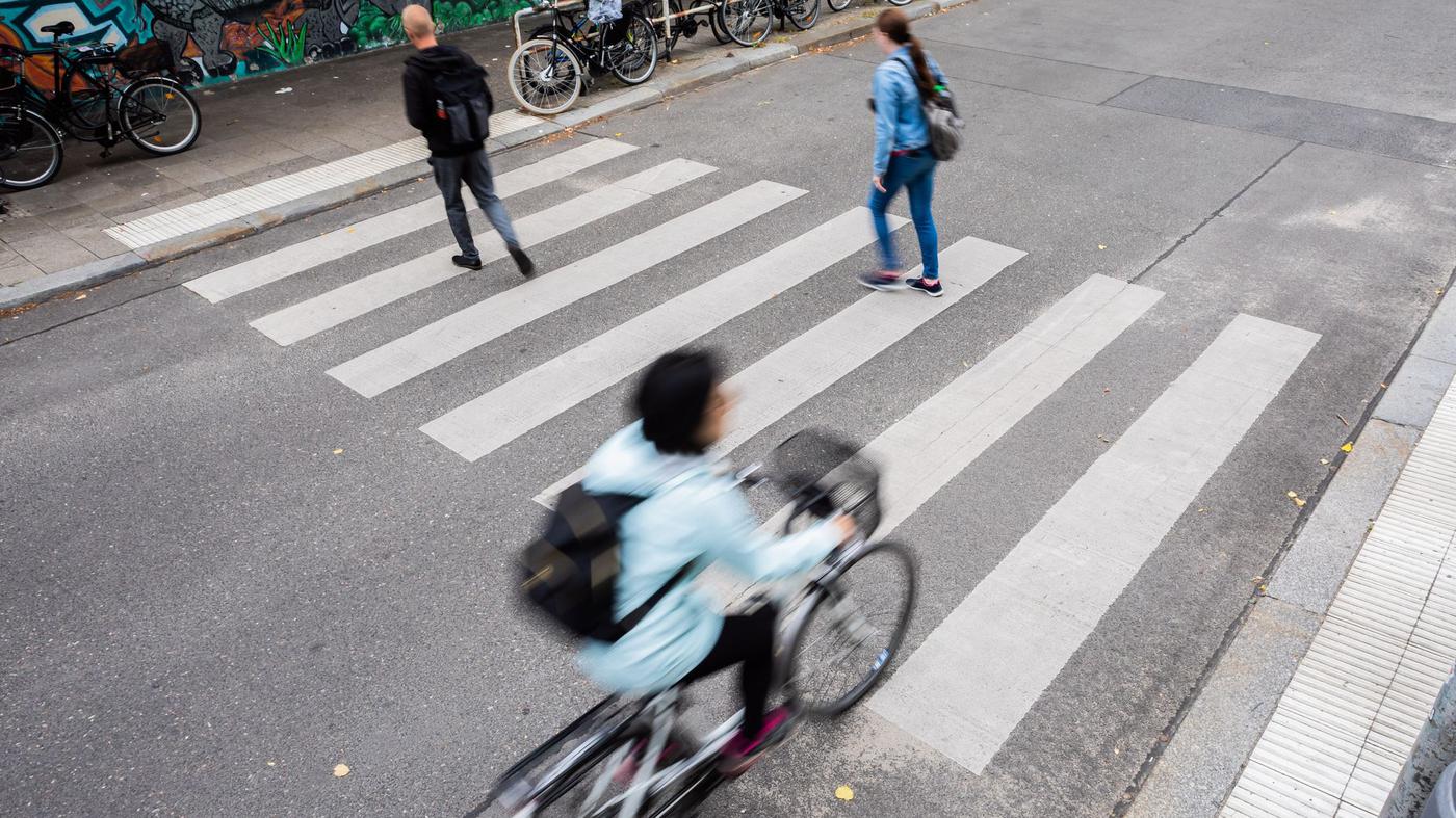 Senior fährt Frau auf Zebrastreifen im Berliner Osten an