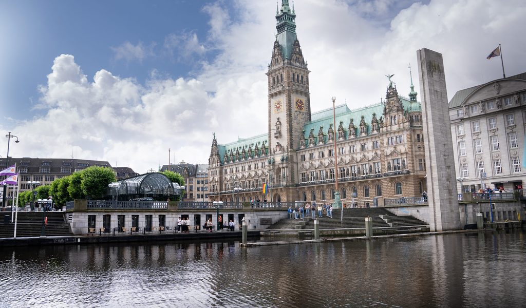 Versteckter Gastro-Geheimtipp: Kaffeetrinken und Speisen direkt an der Kleinen Alster