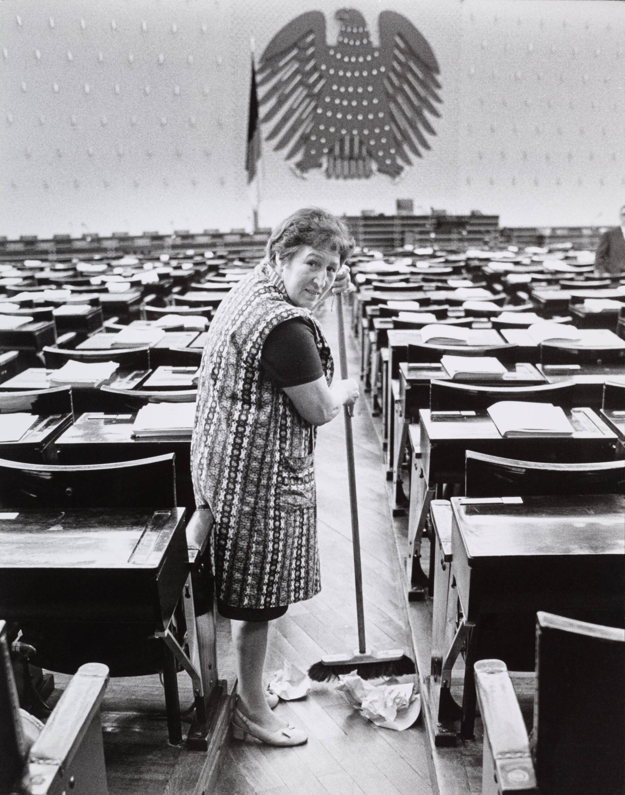 Raumpflegerin im Plenarsaal des Deutschen Bundestages, 17. Juni 1971