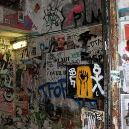Symbolbild: Illegal plakatierte Wand in Berlin. (Quelle: dpa/Hilke)