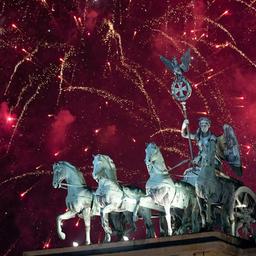 Feuerwerk glitzert im Nachthimmel über dem Brandenburger Tor, Archivbild (Quelle: Pic One/Christian Ender)