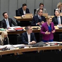 Katharina Günther-Wünsch (CDU,l-r), Berliner Senatorin für Bildung, Jugend und Familie, Iris Spranger (SPD), Berliner Senatorin für Inneres und Sport, Stefan Evers (CDU), Berliner Senator für Finanzen, Franziska Giffey (SPD), Berliner Senatorin für Wirtschaft, Energie und Betriebe, und Kai Wegner (CDU), Regierender Bürgermeister von Berlin, nehmen an der Plenarsitzung des Berliner Abgeordnetenhaus teil. (Quelle: dpa/Fabian Sommer)