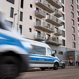 Polizeifahrzeuge stehen vor einem Wohngebäude. Im Fahrstuhl eines Wohnhauses in Berlin-Marzahn ist eine schwer verletzte Frau gefunden worden, die kurz darauf gestoben ist. (Quelle: dpa/Michael Ukas)