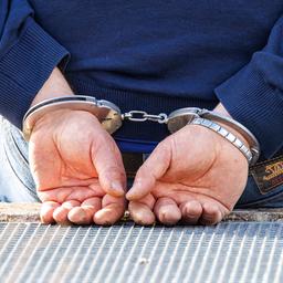 Symbolbild: Ein Mann trägt Handschellen nach seiner Festnahme durch die Polizei. (Quelle: dpa/Reichwein)