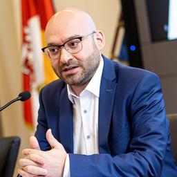 Archivbild: René Wilke (parteilos), Innenminister von Brandenburg, nimmt an der Vorstellung des Verfassungsschutzbericht 2024 teil. (Quelle: dpa/Sommer)