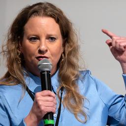 Friederike Benda, Kandidatin für das Amt der BSW-Landesvorsitzenden, stellt sich während des Landesparteitages des Bündnis Sahra Wagenknecht (BSW) vor. (Quelle: dpa/Soeren Stache)
