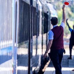 Reisende steigen im Bahnhof in einen Schnellzug ein. (Quelle: dpa/Jens Büttner)