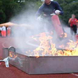 Eine Feuerwehrsportlerin trainiert im Hafenstadion das Löschen eines Flüssigkeitsbrandes. (Quelle: dpa/Sebastian Willnow)