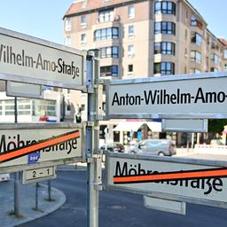 Schilder mit der Aufschrift «Anton-Wilhelm-Amo-Straße» hängen über Schildern auf denen der Name «Mohrenstraße» durchgestrichen ist. (Quelle: dpa/Gollnow)