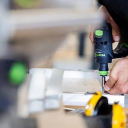 Ein Mann arbeitet am 29.04.2025 in der Malzfabrik Schöneberg in einer Werkstatt für Holz- und Metallarbeiten. (Quelle: Picture Alliance/Christoph Soeder)