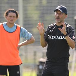 Hertha-Trainer Stefan Leitl spricht während einer Trainingseinheit, im Hintergrund Spieler Fabian Reese. Quelle: imago images/Contrast