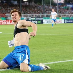 Herthas Sebastian Grönning jubelt über seinen entscheidenden Elfmeter in Münster (imago images/Ralf Brueck)