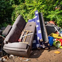Symbolbild:Sperrmüll liegt in Kreuzberg auf dem Boden.(Quelle:imago images/J.Ritter)