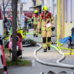 Kräfte der Berliner Feuerwehr sind in der Czeminskistraße in Berlin-Schöneberg im Einsatz am 24.03.2025. (Quelle: picture alliance/dpa/Christoph Soeder)