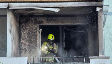 Berlin: Balkon in Flammen: Feuerwehr rettet Mensch aus brennender Wohnung in Hellersdorf
