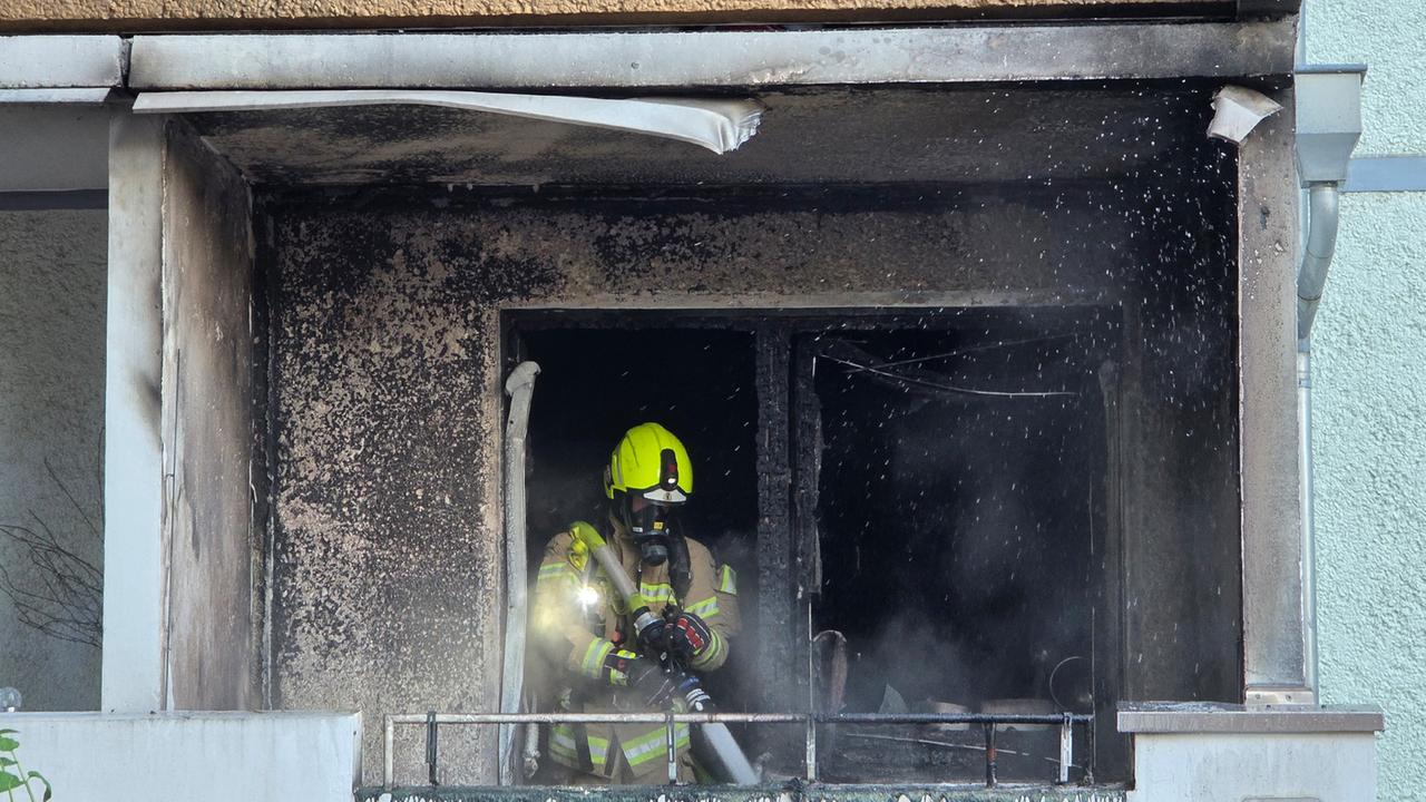 Berlin: Balkon in Flammen: Feuerwehr rettet Mensch aus brennender Wohnung in Hellersdorf