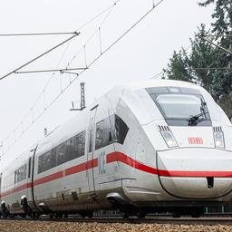 Archivbild: Ein ICE Zug der Deutschen Bahn ( DB ) auf einer Strecke in Brandenburg am 04.03. 2024. (Quelle: picture alliance/Rainer Keuenhof)