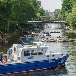 Archiv: Vorbereitungen zur Boots-Demo der Clubszene für weitere Corona-Lockerungen am 20.6.2021, Landwehrkanal