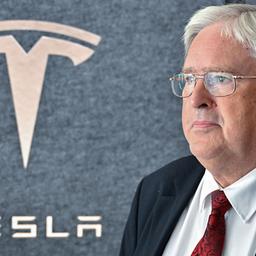 Jörg Steinbach (SPD), Wirtschaftsminister von Brandenburg, nimmt am Start des Ausbildungsjahres im Tesla-Werk in Grünheide teil. (Quelle: dpa/Patrick Pleul)