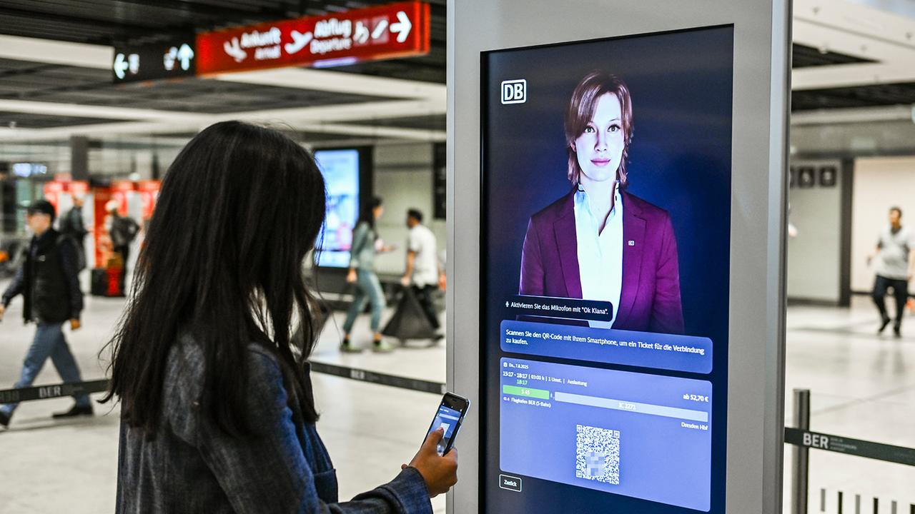 Brandenburg: Bahn testet KI-Beratung für Reisende am Flughafen BER