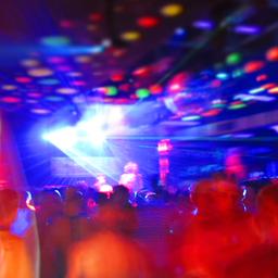 Symbolbild:Die volle Tanzfläche des Kitkat Clubs wird mit vielen bunten Lichtern bestrahlt.(Quelle:picture alliance/dpa/XAMAX)
