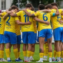 Die Mannschaft des FSV Luckenwalde im Kreis | Bild: IMAGO/Creativ Sportpicture