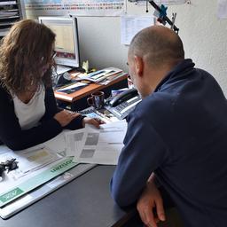 Gestellte Aufnahme: Eine Beraterin führt am 15.09.2014 in Berlin im AWO Begegnungszentrum in der Adalbertstraße ein Gespräch mit einem Antragsteller. (Quelle: dpa-Zentralbild/Jens Kalaene)