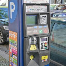Symbolbild: Parkscheinautomat in Berlin am 12.04.2023. (Quelle: IMAGO/Schoening)
