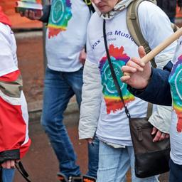 Symbolbild:Anhängerinnen von "Pax Terra Musica" bei einer Kundgebung.(Quelle:imago images/Berlinforo)