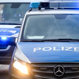 04.12.2024, Berlin: Polizeiautos mit eingeschalteten Scheinwerfern und Blaulicht.