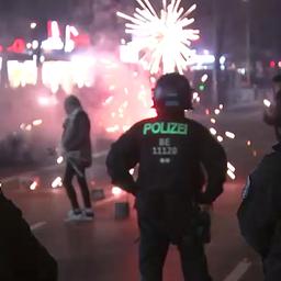 Beamte der Berliner Polizei stehen in der Silvesternacht 2024/2025 in Berlin-Neukölln. (Quelle: rbb)