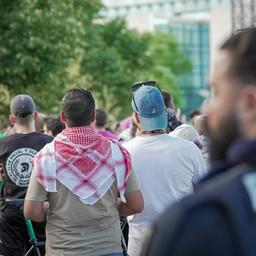 Deutschland, Berlin, Europa: Unangemeldete pro-palästinensische Demonstration vor dem Bundeskanzleramt