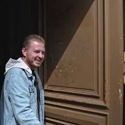 Der Syrer Rafat, der 2015 nach Deutschland flüchtete, im Juli 2025 in Kreuzberg. (Quelle: rbb)
