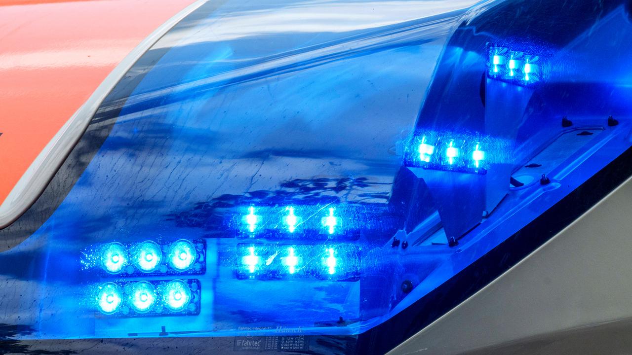 Berlin: Auto wird bei Unfall auf Mariendorfer Damm gegen Baum geschleudert - Fahrer stirbt