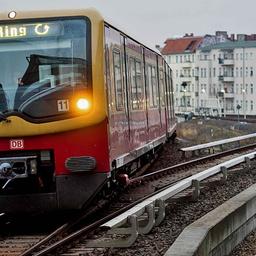 Ein Zug der Berliner S-Bahn fährt am 08.12.2015 über die S-Bahn-Trasse zwischen Gesundbrunnen und Bornholmer Straße in Berlin. Der Senat will am Dienstag den künftigen Betreiber des S-Bahn-Ringes verkünden. Der Ring mit der Zubringerstrecke aus Südosten war 2012 nach dem Berliner S-Bahn-Chaos ausgeschrieben worden. Foto: Gregor Fischer/dpa 