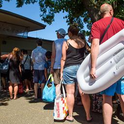 Archivbild: Berliner stehen am Sommerbad Mariendorf in einer Warteschlange vor der Kasse am Eingang am 30.06.2019. (Quelle: picture alliance/dpa/Gregor Fischer)