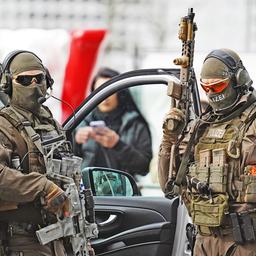 Symbolbild: Spezialeinheiten der Polizei sichern den Hauptbahnhof, bevor König Charles III. und die Königsgemahlin von dort Berlin mit dem Zug verlassen.(Quelle: picture alliance/dpa/Kay Nietfeld)