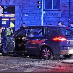 Einsatzkräfte der Feuerwehr stehen am beschädigten Unfallwagen in der Nacht zum 25.06.2025 in Berlin-Kreuzberg.(Quelle:TV News Kontor)